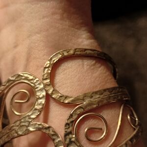 Elegant Gold Swirl Bracelet